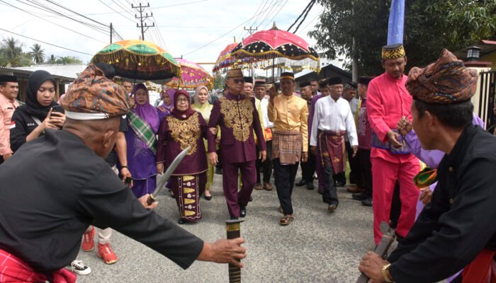 Tekankan Nilai Adat dan Syariat Islam, Bupati Bone Bolango Jalani Adat Mopotilolo
