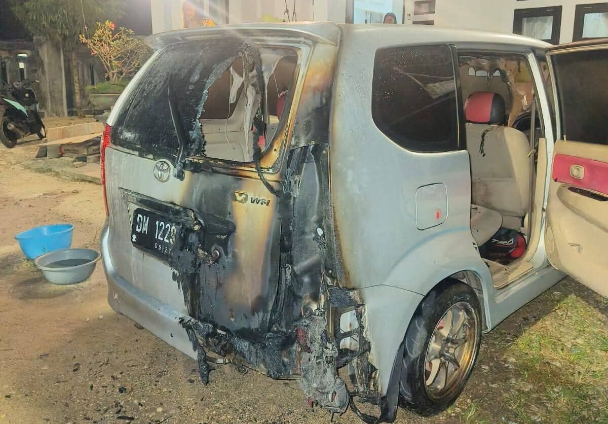 Mobil Toyota Avanza milik Tony Harun, anggota DPRD Kabupaten Gorontalo dari Fraksi NasDem. Foto: ist/Hibata.id