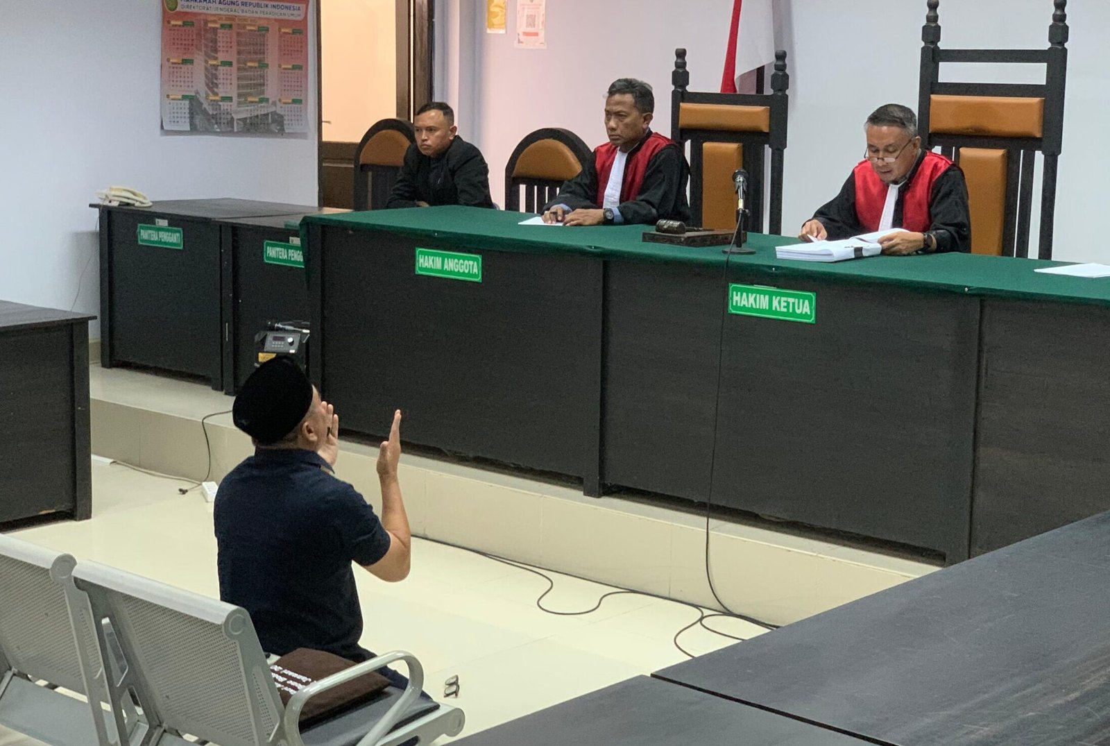 Mantan Bupati Bone Bolango, Hamim Pou, divonis tidak bersalah oleh majelis hakim/Hibata.id