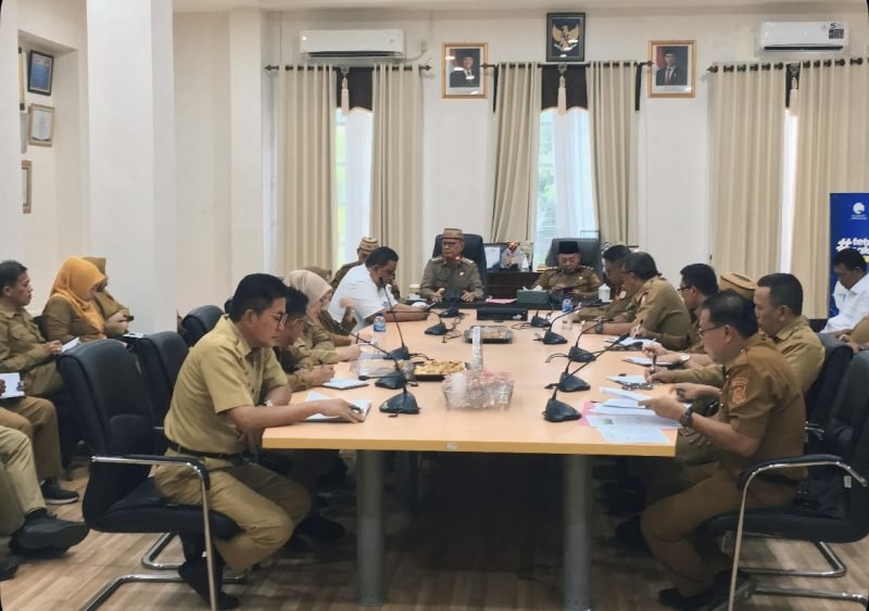 Bupati Ismet Mile didampingi Wabup Risman Tolingguhu dan Sekda Iwan Mustapa saat memimpin rapat rutin bersama seluruh pimpinan Organisasi Perangkat Daerah (OPD) hingga Camat, di Ruang Rapat Bupati, Senin (28/7/2025). (Foto Indra/Diskominfo)/Hibata.id