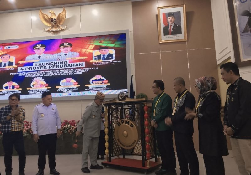 Bupati Ismet Mile didampingi Wabup Risman Tolingguhu saat melaunching Proyek Perubahan Peserta PKN II Angkatan VI Tahun 2025 di Aula BPMP Provinsi Gorontalo, Rabu (30/7/2025). (F. Indra/Diskominfo)/Hibata.id