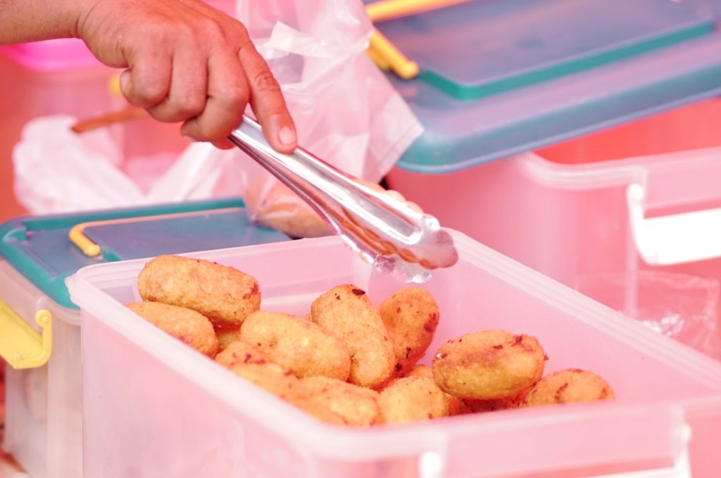 Sabongi adalah salah satu jenis kue tradisional Gorontalo. Sabongi diolah dari singkong parut dengan isian pisang, kemudian digoreng. Kue sabongi dijual dengan harga Rp5 ribu per empat biji. MC Prov. Gorontalo/Alfred/Haris/Hibata.id