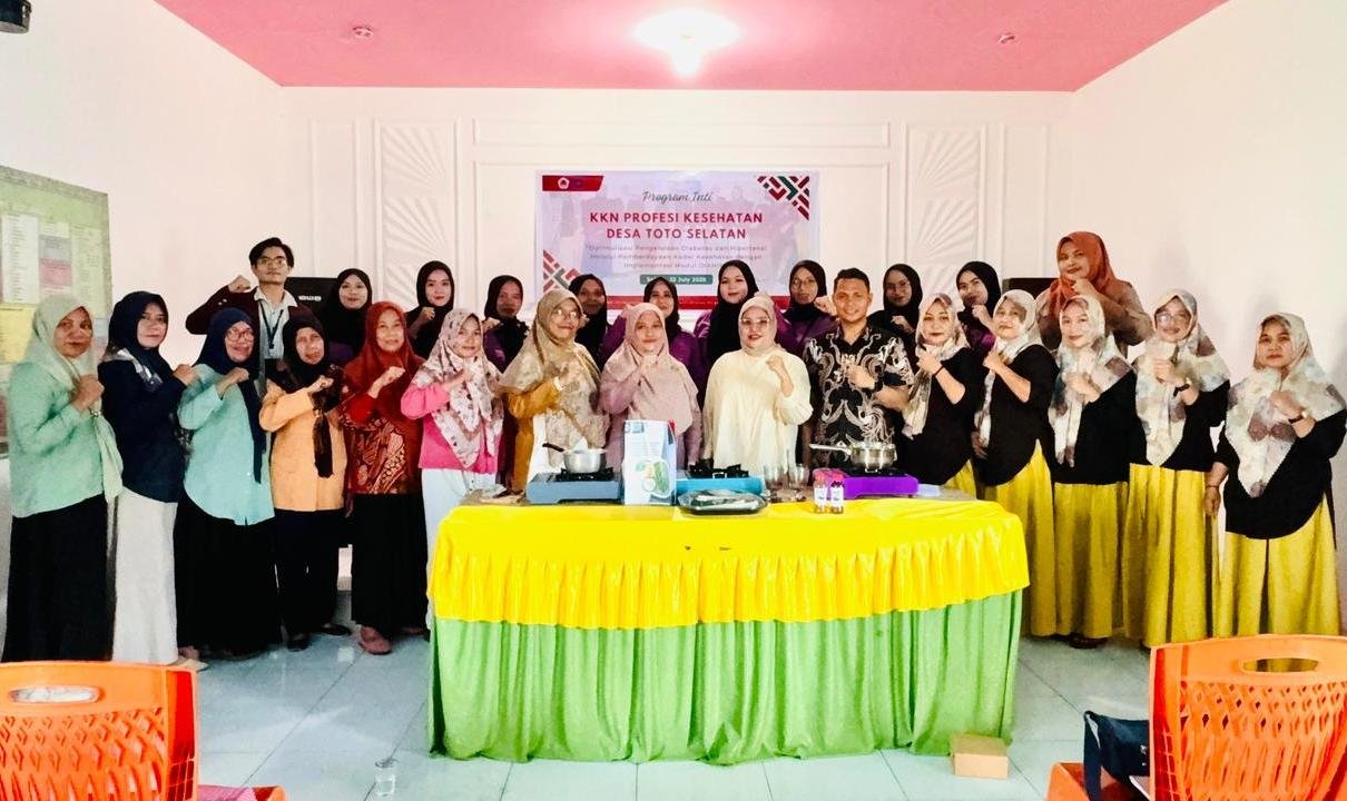 Mahasiswa KKN Profesi Kesehatan Program Studi S-1 Keperawatan UNG yang melaksanakan KKN di Desa Toto Selatan Tahun 2025 menggelar Pelatihan dan Pemberdayaan Kader Kesehatan Se-Kecamatan Kabila, di Balai Desa Toto Selatan, Kamis (24/7/2025). (F.dok.istimewa)