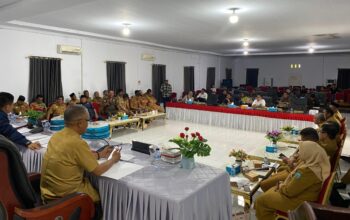 Kepala Dinas Pendidikan dan Kebudayaan (Dikbud) Kabupaten Buton Tengah (Buteng), Abdullah saat mengikuti saat rapat gabungan komisi bersama DPRD Buteng/Hibata.id
