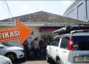 Pegawai Negeri Sipil (PNS) Kementerian Luar Negeri (Kemlu) berinisial ADP (39) ditemukan tewas di dalam kamar indekos Guest House Gondia, Jalan Gondangdia Kecil, Menteng, Jakarta Pusat, Selasa (8/7/2025). Foto: Ady Anugrahadi/Hibata.id