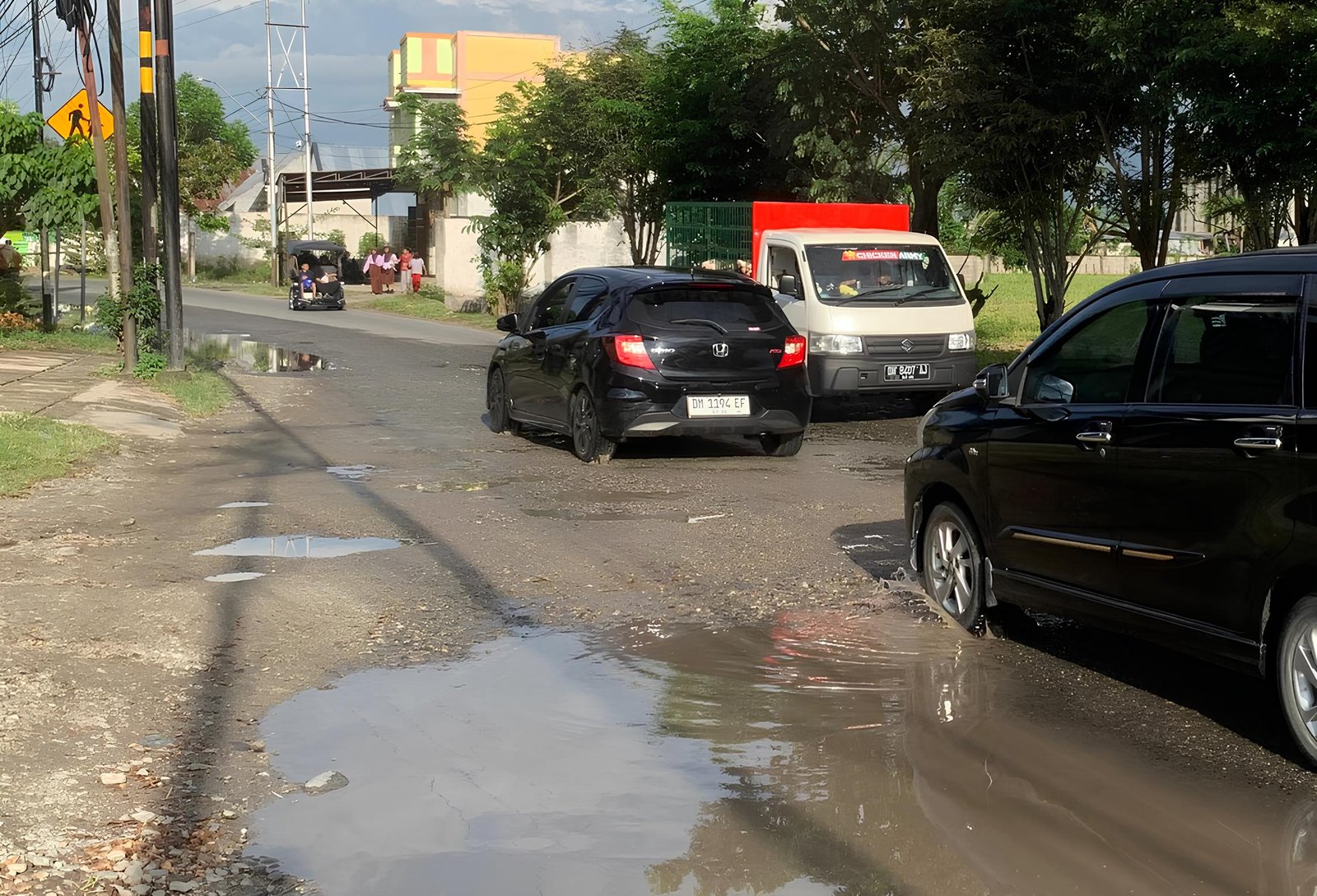 Jalan Piola Isa di kawasan Wongkaditi memang sudah lama dikeluhkan warga karena kondisinya kerap kali membahayakan pengendara. Foto: Randa/Hibata.id