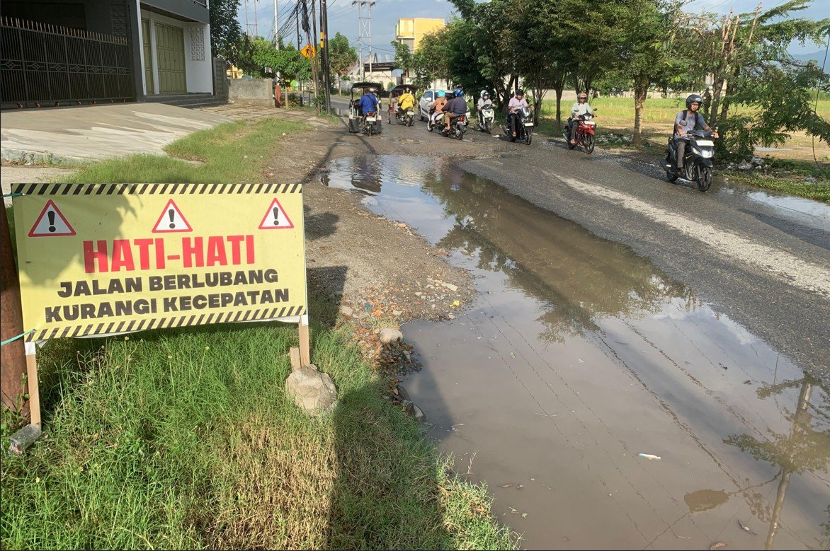 Jalan Piola Isa di kawasan Wongkaditi memang sudah lama dikeluhkan warga karena kondisinya kerap kali membahayakan pengendara. Foto: Randa/Hibata.id