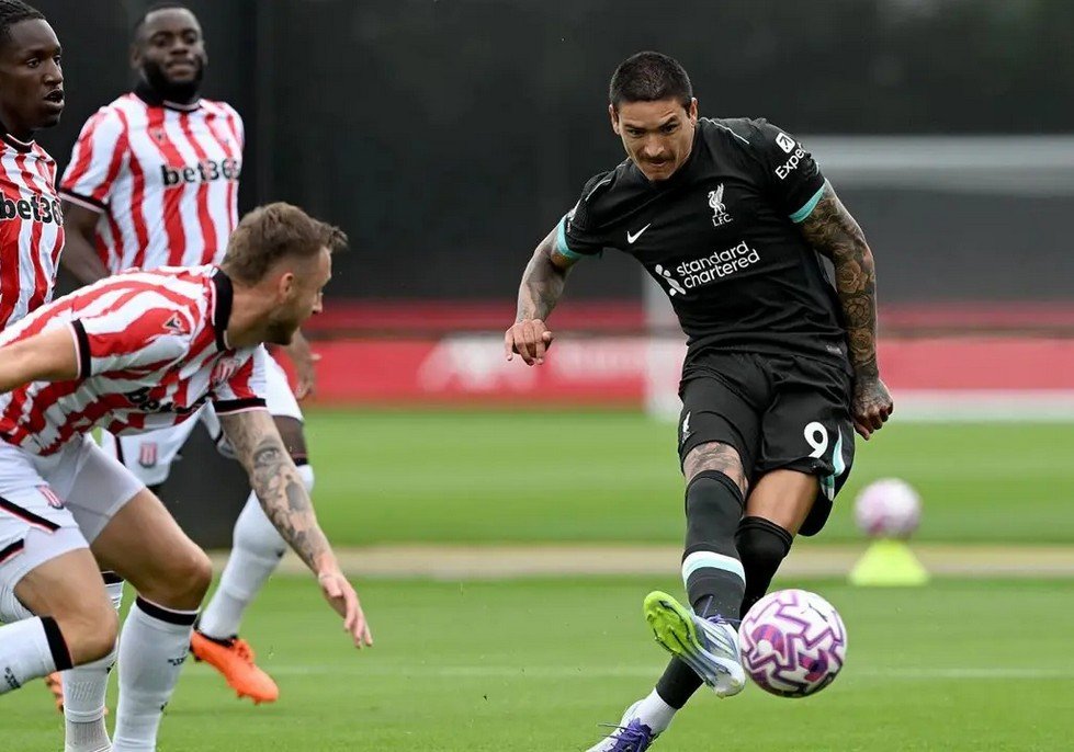 Darwin Nunez berhasil mengukir hattrick saat Liverpool membungkam Stoke City pada laga uji coba tertutup di AXA Training Centre, Minggu (20/7/2025) malam WIB. (dok. Liverpool)/Hibata.id