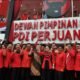 Megawati Soekarnoputri berpose bersama pengurus DPP PDIP usai meresmikan gedung baru DPP PDIP di Jalan Diponegoro, Jakarta Pusat, Senin (1/6/2015). Gedung baru DPP PDIP itu senilai Rp.42,6 miliar. Foto: Herman Zakharia/Liputan6.com)