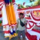 Ansar, pedagang bendera merah putih dan Ornamen kemerdekaan—umbul-umbul, kain dekorasi, hingga miniatur garuda. (Foto: Randa Damaling/Hibata.id)