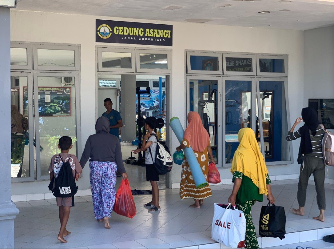 Markas Komando Pangkalan TNI Angkatan Laut (Lanal) Gorontalo seketika menjadi tempat pengungsian darurat usai peringatan Tsunami. Foto:Randa/Hibata.id