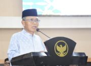 Sekretaris Daerah Kota Gorontalo, Ismail Madjid saat memberikan sambutan di acara penyambutan kepulangan jamaah haji tahun 2025 di Bandhayo Lo Yiladia, Ahad pagi, 6 Juli 2025. (Foto: Humas Pemkot Gorontalo)