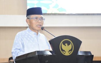 Sekretaris Daerah Kota Gorontalo, Ismail Madjid saat memberikan sambutan di acara penyambutan kepulangan jamaah haji tahun 2025 di Bandhayo Lo Yiladia, Ahad pagi, 6 Juli 2025. (Foto: Humas Pemkot Gorontalo)