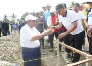 Wali Kota Gorontalo, Adhan Dambea saat meletakan batu pertama pembangunan kawasan perumahan bagi Aparatur Sipil Negara (ASN) pada Ahad, 6 Juli 2025, di Kelurahan Dulomo. (Foto: Humas Pemkot Gorontalo)