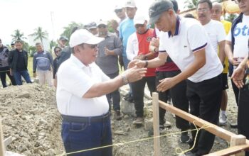 Wali Kota Gorontalo, Adhan Dambea saat meletakan batu pertama pembangunan kawasan perumahan bagi Aparatur Sipil Negara (ASN) pada Ahad, 6 Juli 2025, di Kelurahan Dulomo. (Foto: Humas Pemkot Gorontalo)