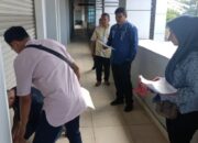 Dinas Perdagangan dan Perindustrian (Perdagin) Kota Gorontalo saat mulai menertibkan kios-kios yang tidak difungsikan di Pasar Sentral. (Foto: Humas Pemkot Gorontalo)