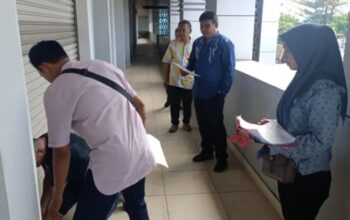 Dinas Perdagangan dan Perindustrian (Perdagin) Kota Gorontalo saat mulai menertibkan kios-kios yang tidak difungsikan di Pasar Sentral. (Foto: Humas Pemkot Gorontalo)