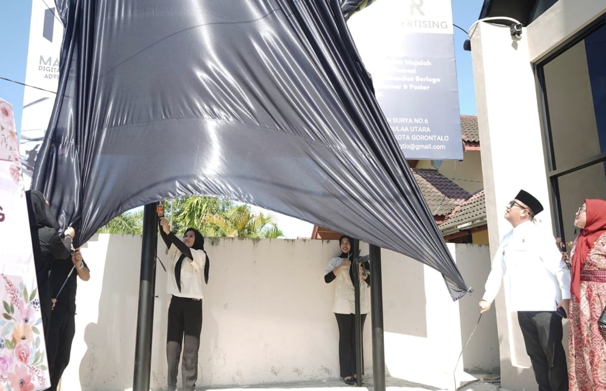 Wakil Wali Kota Gorontalo, Indra Gobel, saat meresmikan Mazter Digital Printing. (Foto: Humas Pemkot Gorontalo)
