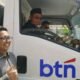 Wali Kota Gorontalo Adhan Dambea saat menaiki satu unit mobil truk sampah hasil bantuan dari Bank Tabungan Negara (BTN). (Foto: Humas Pemkot Gorontalo)