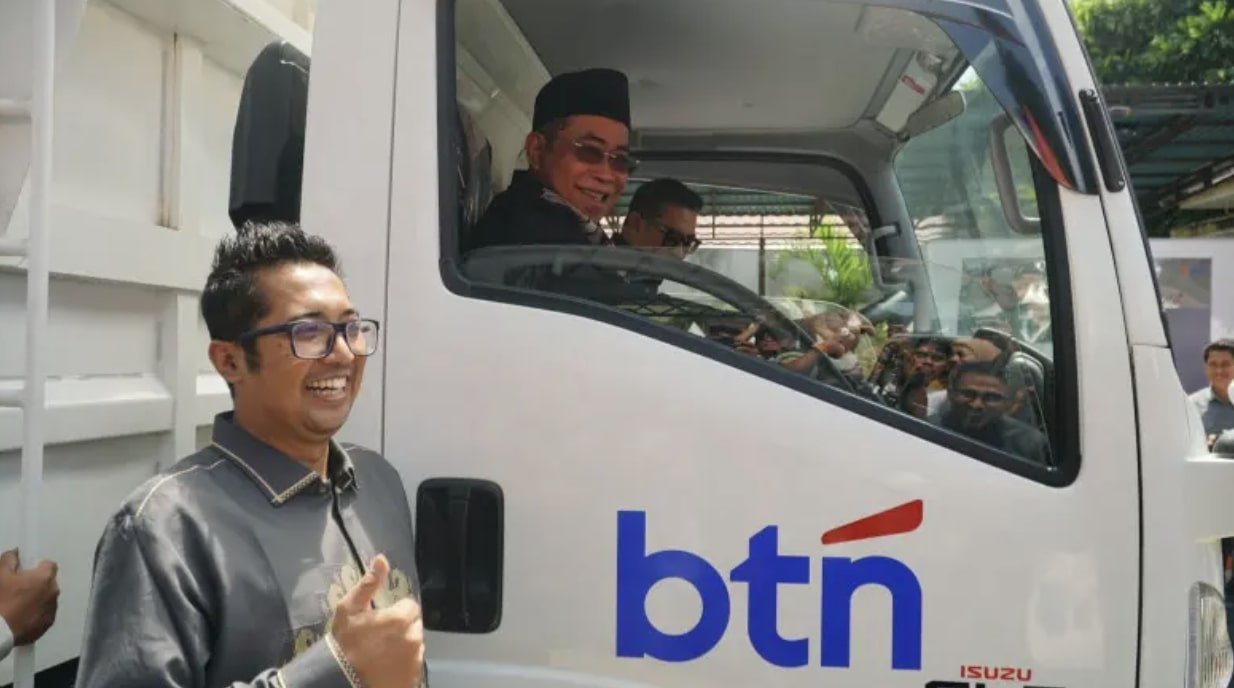 Wali Kota Gorontalo Adhan Dambea saat menaiki satu unit mobil truk sampah hasil bantuan dari Bank Tabungan Negara (BTN). (Foto: Humas Pemkot Gorontalo)