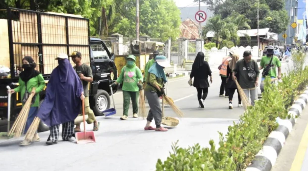 Tim kebersihan saat membersihkan sampah usai event AIR Fun Run 2025. (Foto: Humas Pemkot Gorontalo)