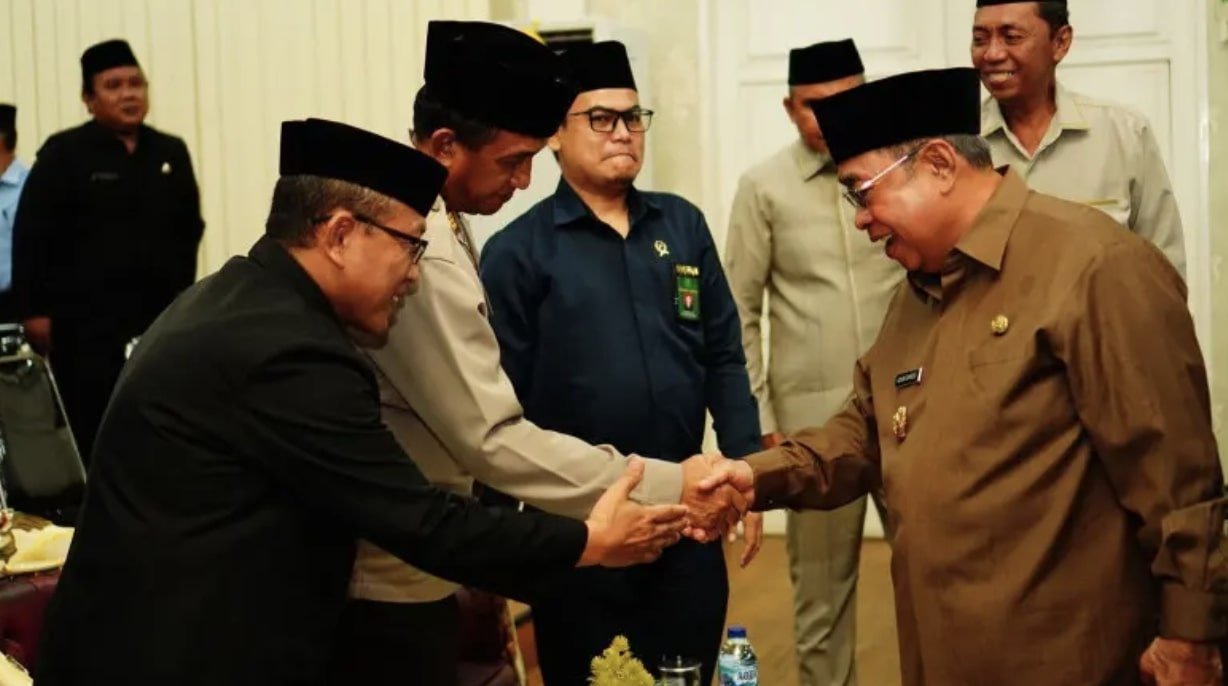 Wali Kota Gorontalo, Adhan Dambea saat menghadiri paripurna pengesahan Ranperda Pertanggungjawaban APBD 2024 dan Perubahan APBD 2025, Senin (28/7/2025). (Foto: Humas Pemkot Gorontalo)