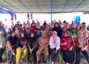Anggota DPRD Provinsi Gorontalo dari Fraksi PAN, Femmy Udoki bersama warga Botubarani/Hibata.id