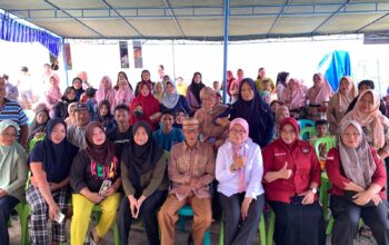 Anggota DPRD Provinsi Gorontalo dari Fraksi PAN, Femmy Udoki bersama warga Botubarani/Hibata.id