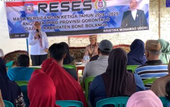 Anggota DPRD Provinsi Gorontalo, Femmy Udoki, menyerap langsung aspirasi warga Desa Botubarani, Kecamatan Kabila Bone/Hibata.id