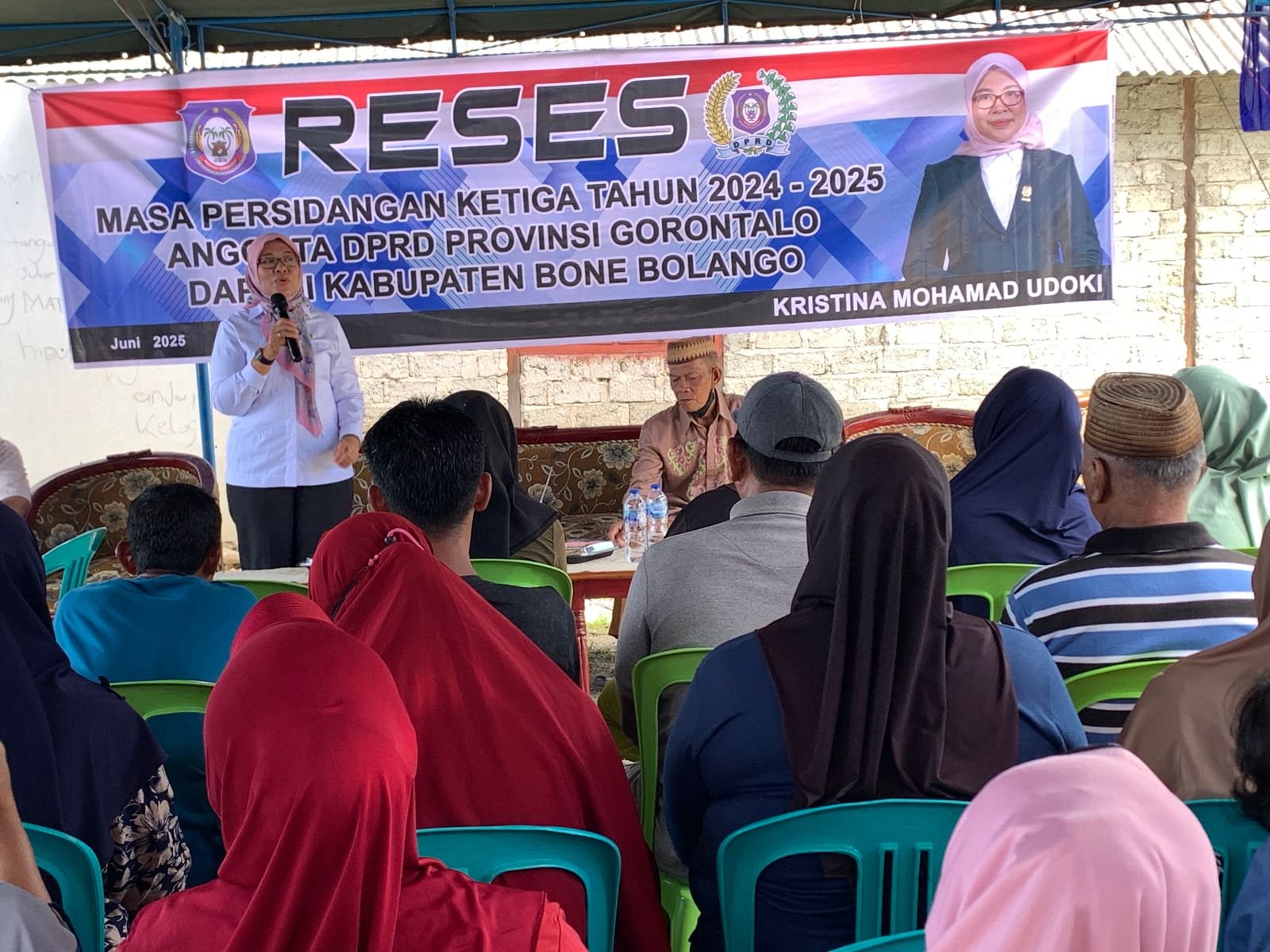 Anggota DPRD Provinsi Gorontalo, Femmy Udoki, menyerap langsung aspirasi warga Desa Botubarani, Kecamatan Kabila Bone/Hibata.id