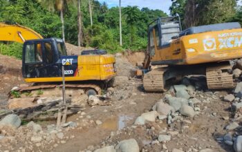 Alat berat yang sempat di segal di PETI Sungai Dopalak. Tetapi, segel yang dipasang Polres Buol kini telah dilepas. (Foto: Hibata.id)