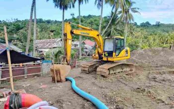 Alat berat yang sempat di segal di PETI Sungai Dopalak. Tetapi, segel yang dipasang Polres Buol kini telah dilepas. (Foto: Hibata.id)
