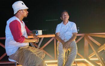 Awaluddin (Kemeja Putih), tokoh adat muda Lalibo yang kini menjadi legislator DPRD Buteng/Hibata.id