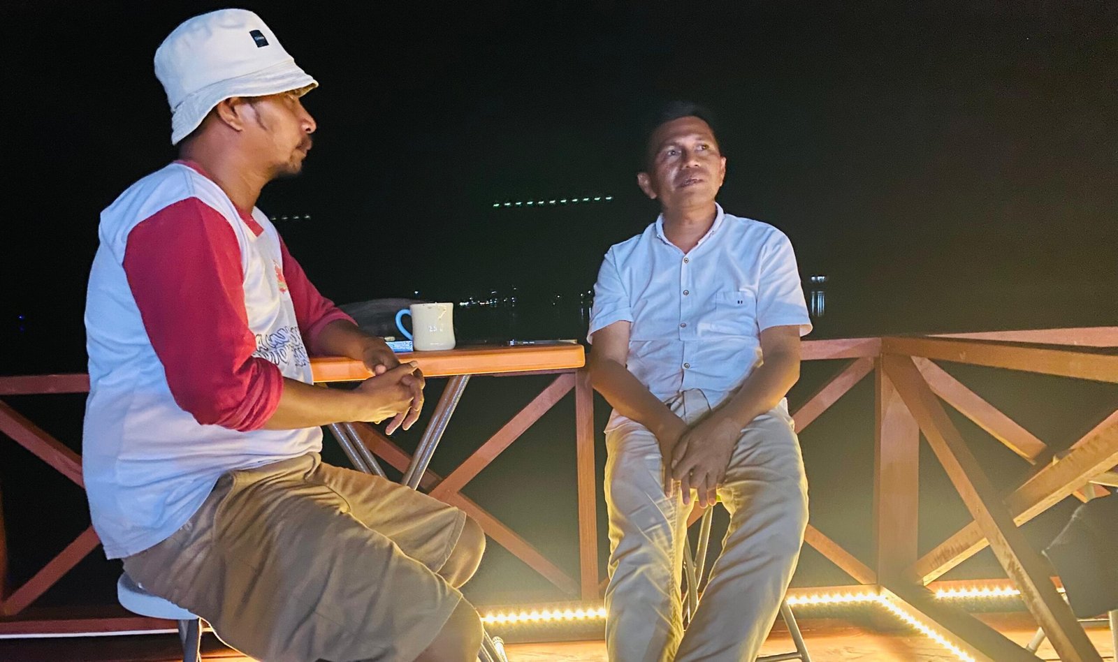 Awaluddin (Kemeja Putih), tokoh adat muda Lalibo yang kini menjadi legislator DPRD Buteng/Hibata.id