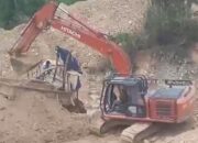 Satu unit alat berat jenis excavator tengah beroperasi di jantung area tambang ilegal Desa Teratai, Kecamatan Marisa, Kabupaten Pohuwato, Provinsi Gorontalo. (Foto: Dok. Hibata.id)