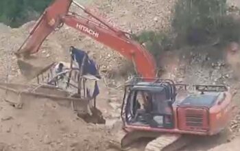 Satu unit alat berat jenis excavator tengah beroperasi di jantung area tambang ilegal Desa Teratai, Kecamatan Marisa, Kabupaten Pohuwato, Provinsi Gorontalo. (Foto: Dok. Hibata.id)