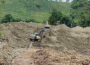 Dua ekskavator terlihat bebas mengeruk tanah di Dusun Karya Baru, Desa Balayo. (Foto: Dok. Hibata.id)