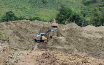 Dua ekskavator terlihat bebas mengeruk tanah di Dusun Karya Baru, Desa Balayo. (Foto: Dok. Hibata.id)