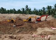 Alat berat berupa excavator yang sedang beroperasi di pertambangan emas tanpa izin (PETI) di belakang Kantor Kecamatan Dengilo, Pohuwato. (Foto: Dok. Hibata.id)