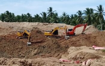 Alat berat berupa excavator yang sedang beroperasi di pertambangan emas tanpa izin (PETI) di belakang Kantor Kecamatan Dengilo, Pohuwato. (Foto: Dok. Hibata.id)