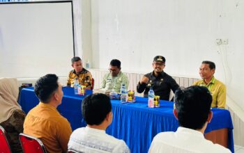 Bupati Buton Tengah (Buteng), Dr. Azhari, menggelar pertemuan bersama seluruh tenaga medis dan pendukung di RSUD Buteng, Kamis (10/7/2025). Foto: Hibata.id