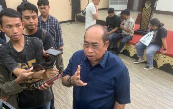 Wali Kota Gorontalo, Adhan Dambea, kembali menggelar konferensi pers di aula rumah dinasnya, Jumat (11/07/2025)/Hibata.id