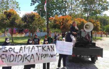 Sejumlah mahasiswa yang tergabung dalam Aliansi Komisariat Himpunan Mahasiswa Islam (HMI) Universitas Pohuwato menggelar aksi unjuk rasa di depan Kantor Dinas Pendidikan Kabupaten Pohuwato. (Foto: Delpriyanto Tahir/Hibata.id)