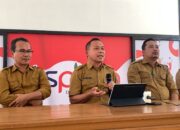 Kepala Dispora Provinsi Gorontalo, Daniel Ibrahim saat memberikan keterangn soal polemik logo Half Marathon Gorontalo. Foto: Hibata.id