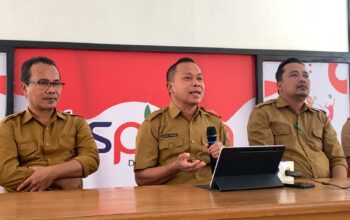 Kepala Dispora Provinsi Gorontalo, Daniel Ibrahim saat memberikan keterangn soal polemik logo Half Marathon Gorontalo. Foto: Hibata.id