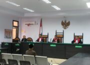 Mantan Bupati Bone Bolango, Hamim Pou saat menjalani sidang/Hibata.id