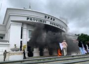Aksi Pergerakan Mahasiswa Islam Indonesia (PMII) Kota Gorontalo di depan gedung DPRD Provinsi Gorontalo. [Foto:Hibata.id]