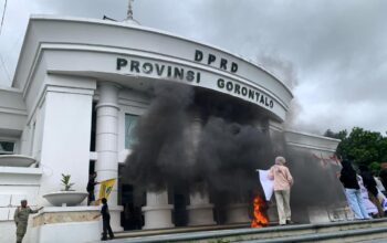 Aksi Pergerakan Mahasiswa Islam Indonesia (PMII) Kota Gorontalo di depan gedung DPRD Provinsi Gorontalo. [Foto:Hibata.id]