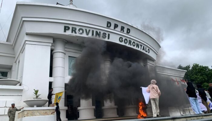 Asap Aksi PMII Mengepul di DPRD Provinsi Gorontalo, Ini Daftar 12 Tuntutan Mereka