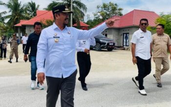 Bupati Buton Tengah (Buteng), Dr Azhari, meninjau pembangunan Sekolah Rakyat di Kampus B Universitas 19 November Kolaka, Mawasangka, Rabu (16/7/2025). Foto: Arwin/Hibata.id